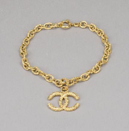 Chanel, collana vintage con ciondolo con logo, mar