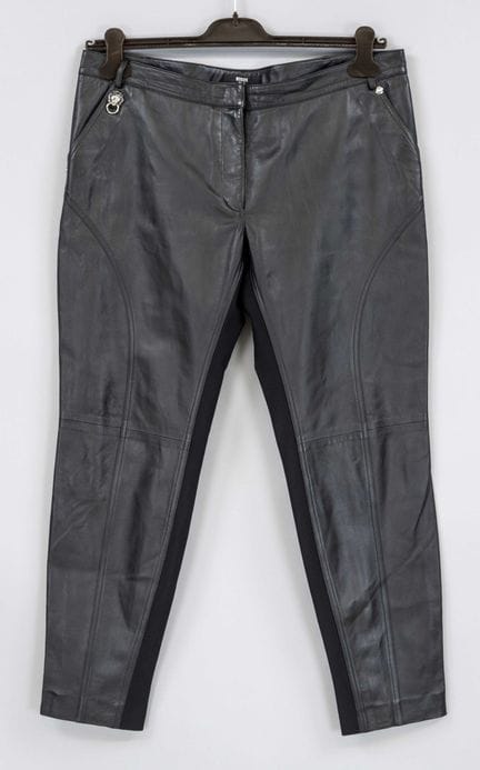 Versus Versace 黑色长裤，正面为皮革材质，背面为弹性合成纤维混纺面料，右侧口袋处饰有带