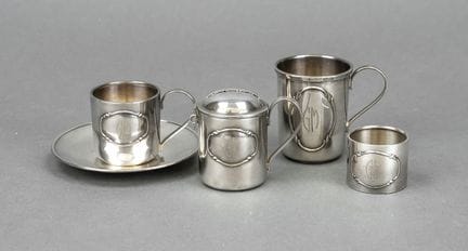 Set di cinque pezzi per bambino, XX secolo, placca