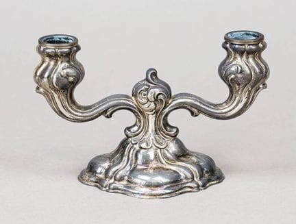 Piccolo candelabro a due bracci, con base armonios