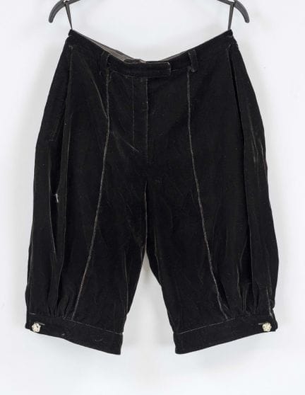 乔治·阿玛尼（Giorgio Armani）品牌，宽松剪裁的丝绒及膝裤，配有金色纽扣，混纺面料，尺码