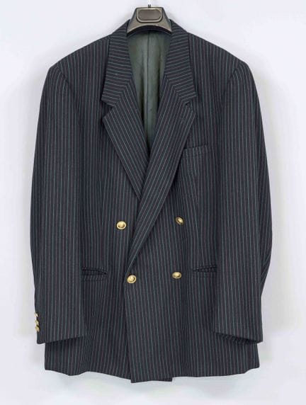 范思哲（Versace），黑色细条纹复古西装外套，配金色装饰纽扣和垫肩，未标注材质成分和尺码（标签已