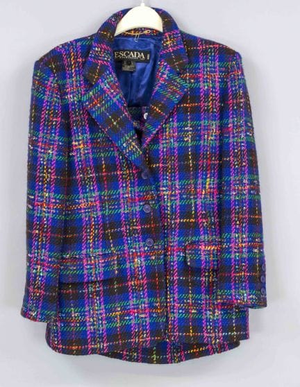 Escada，复古套装，包含裙子和配套西装外套，采用多色格纹混纺羊毛面料，西装外套配有翻盖口袋，版型