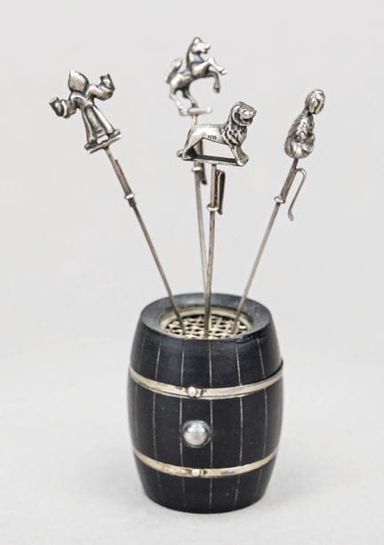 Quatre piques figuratives, XXe siècle, argent 800/