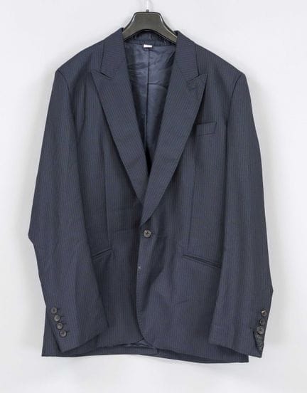 John Galliano，经典深蓝色细条纹西装外套，100%羊毛，背面1条开衩，尺码54，有轻微的