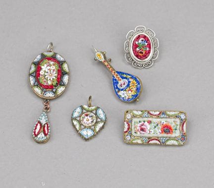 Set composto da cinque pezzi di gioielli in microm