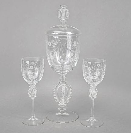 Coupe à couvercle et deux verres à pied, Theresien