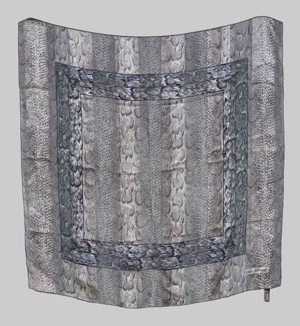 Louis Féraud, foulard carré en soie pure à motifs 