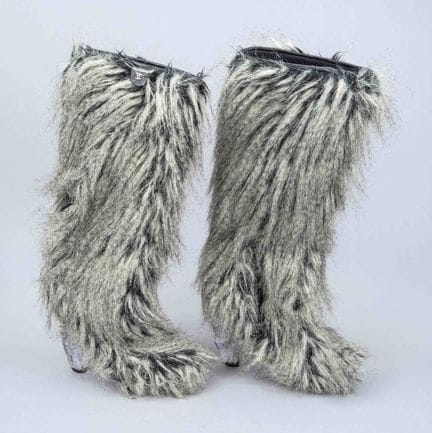 Chanel, bottines en fourrure dans les tons gris, a