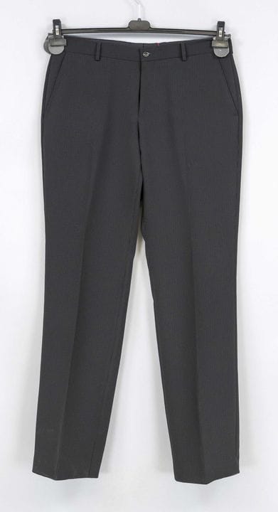 Emporio Armani，经典黑色西裤，饰有细腻的细条纹，采用合成纤维混纺面料，带有熨烫压线，未