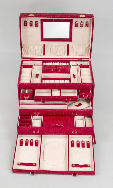 Espacioso estuche para joyas, de piel lacada (?) e