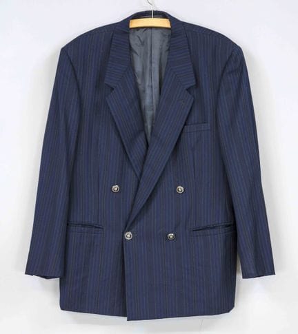 范思哲（Versace），深蓝色细条纹复古西装外套，配镀银的金属装饰纽扣和垫肩，未标注材质成分和尺码