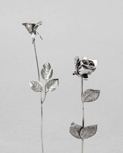 Zwei Miniaturblumen, Italien, 2. H. 20. Jh., Silbe