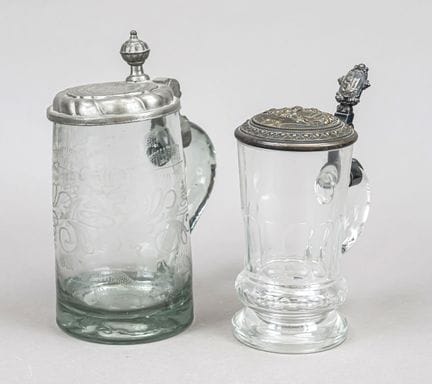 Deux chopes à bière avec anse et couvercle rabatta