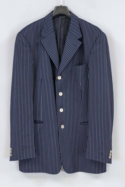 Versus Versace 品牌，深蓝色无内衬复古夏季西装外套，饰有细腻的白色条纹，羊毛混纺面料，