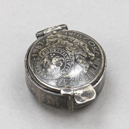 Petite boîte à monnaie ronde, probablement alleman