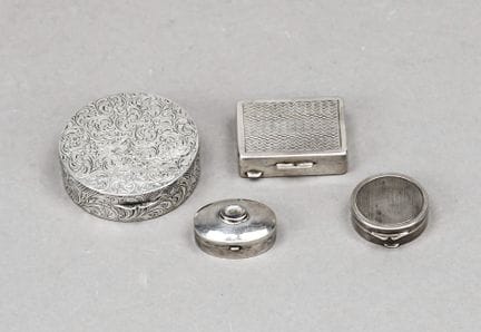 Quatre boîtes à pilules, XXe siècle, argent de dif