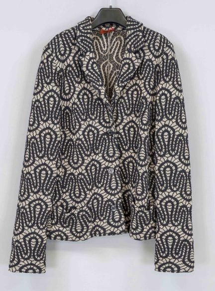 Missoni，米色和深灰色几何图案针织西装外套，采用弹性羊毛混纺面料，配有纽扣和小型贴袋，尺码48
