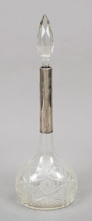 Caraffa alta con montatura in argento sul collo, t
