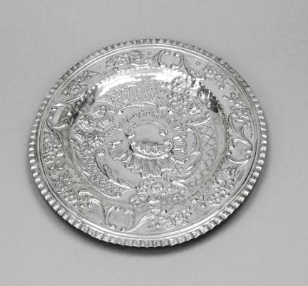 Assiette en relief, vers 1900, probablement en arg