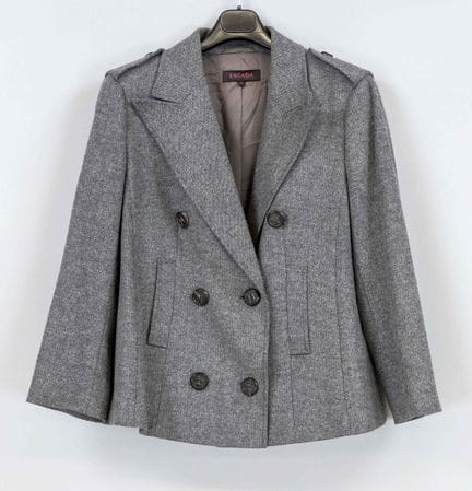 Escada，灰色过渡季夹克，带有人字纹图案和宽翻领，采用羊毛混纺面料，双排扣设计，配有肩章，尺码4