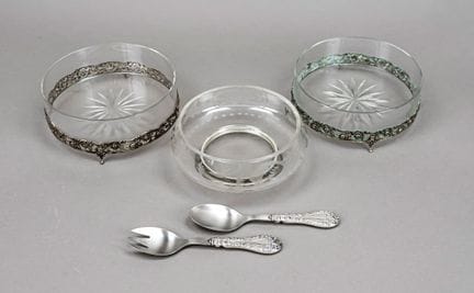 Tre ciotole rotonde con montature in argento, XX s