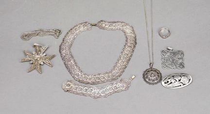 Set composto da sette pezzi di gioielleria, argent