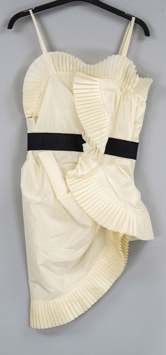 克里斯汀·迪奥（Christian Dior），短款奶油白色闪亮荷叶边连衣裙，侧边拉链，聚酯纤维与真