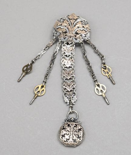 Chatelaine, um 1900, Silber geprüft, durchbrochen 