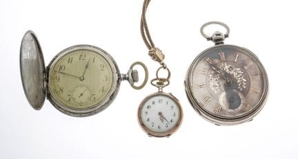 Set composto da 3 orologi da tasca e una catena pe