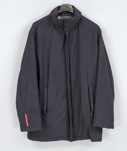 普拉达（Prada），黑色填充防风夹克，合成纤维混纺面料，拉链，隐藏式连帽，尺码52，有轻微的使用和