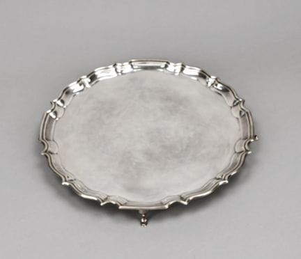 Vassoio rotondo, cosiddetto “salver”, Inghilterra,