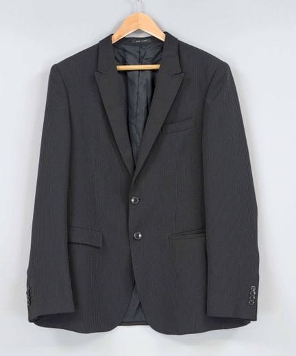 Emporio Armani，经典黑色细条纹西装外套，合成纤维混纺面料，修身剪裁，后背1条开衩，尺码