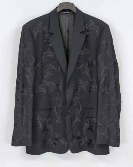 范思哲（Versace），一款饰有精美刺绣的优雅黑色西装外套，未标注材质成分（标签已被剪下），背面有