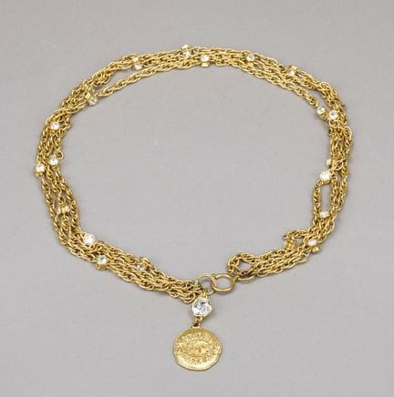 Chanel, collana vintage con ciondolo con logo e pi