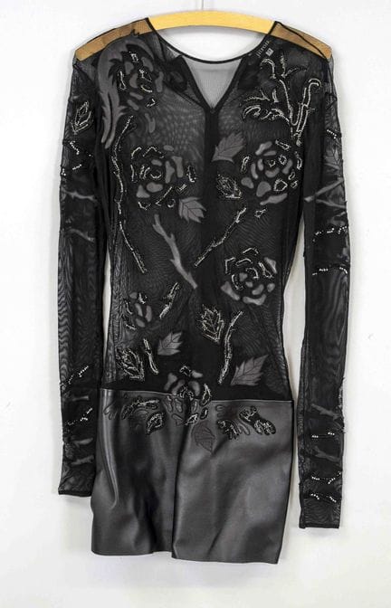 Jitrois，黑色网眼迷你连衣裙，饰有人造皮革贴花细节及局部水钻镶边，粘胶纤维与氨纶混纺面料，透明