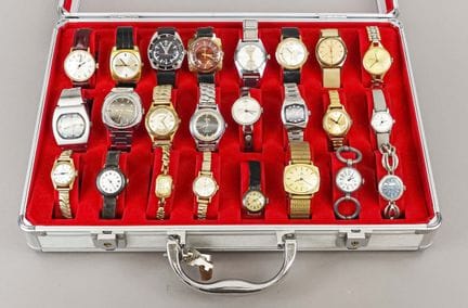 1 valigia piena di orologi, 24 orologi, da donna e