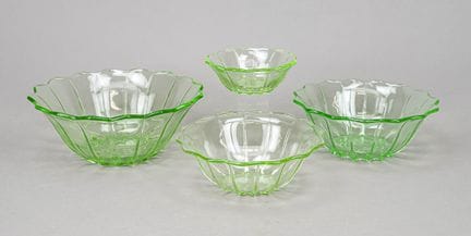 Quatre coupes rondes, vers 1900, en forme de fleur