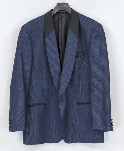 Missoni Uomo，一款优雅的深蓝色西装外套，饰有黑色细密几何图案，未标注材质成分和尺码（标签