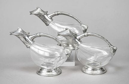 Trois carafes avec montures en étain, France, 2e m