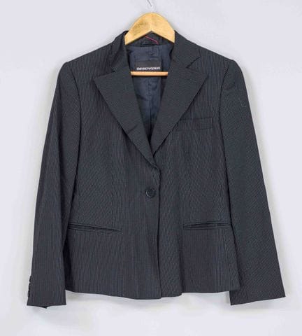 Emporio Armani，经典黑色细条纹西装外套，粘胶纤维与纯羊毛混纺面料，修身剪裁，尺码44，