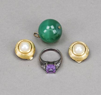 Set composto da quattro pezzi di gioielleria: anel