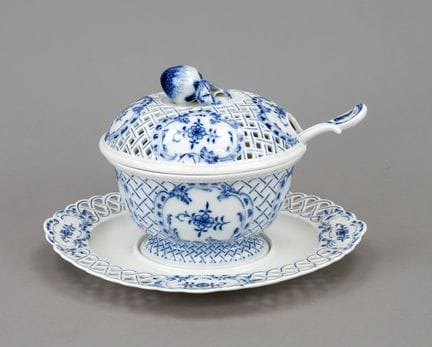 带勺子和底盘的炖盘，迈森，1934年后产，一等品，釉下蓝彩洋葱纹装饰，宽镂空边缘，盖柄为草莓造型，长
