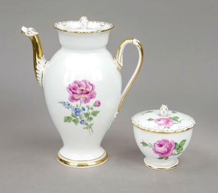咖啡壶和糖罐，迈森，1950年后，第一世界大战时期，咖啡壶配有鹰爪形壶嘴和贝壳浮雕，饰有多色花卉彩绘