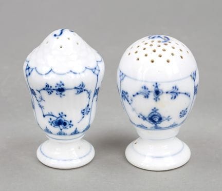 盐罐和胡椒罐，皇家哥本哈根，19世纪，第一期，饰有釉下蓝彩的“Musselmalet”条纹纹样，高8