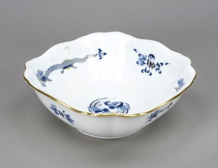 土豆碗，迈森，20世纪末，第一次世界大战时期，新型镂空造型，饰有蓝色宫廷龙纹，鳞片为金色，直径28厘