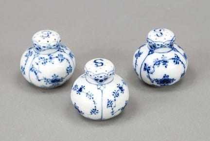 三件调味瓶，皇家哥本哈根，丹麦，20世纪，第一次世界大战时期，饰有釉下蓝彩的“Musselmalet