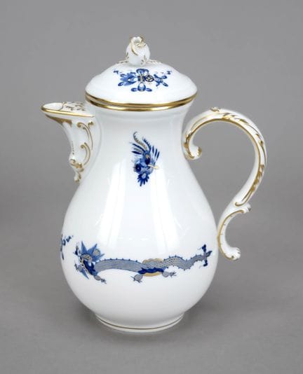 小型咖啡壶，迈森，20世纪末，第一次世界大战时期，新型剪影造型，饰有蓝色宫廷龙纹，鳞片为金色，高22