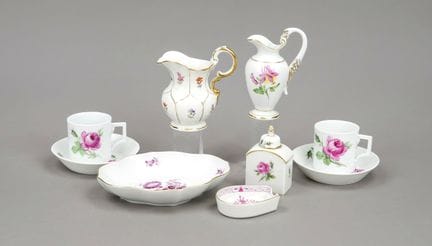 9 pezzi di Meissen, 2 tazze con fondo piatto, form