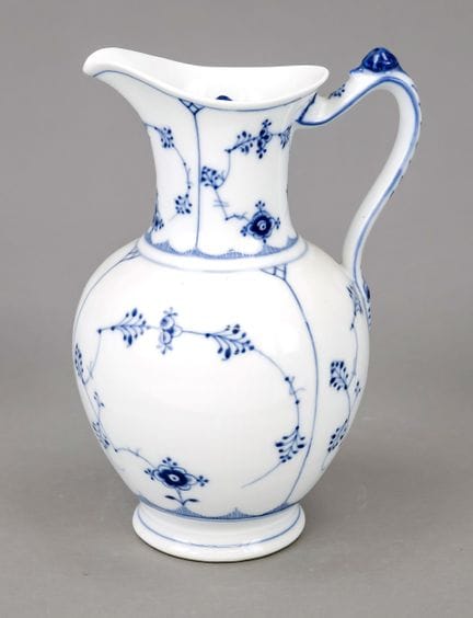 巧克力壶，皇家哥本哈根，丹麦，1889-1922年间生产，一战时期，饰有釉下蓝彩“Musselmal